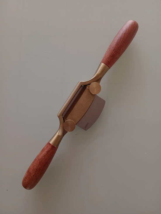 Strug ręczny do drewna z miedz – Spokeshave Flat recenzja i cena